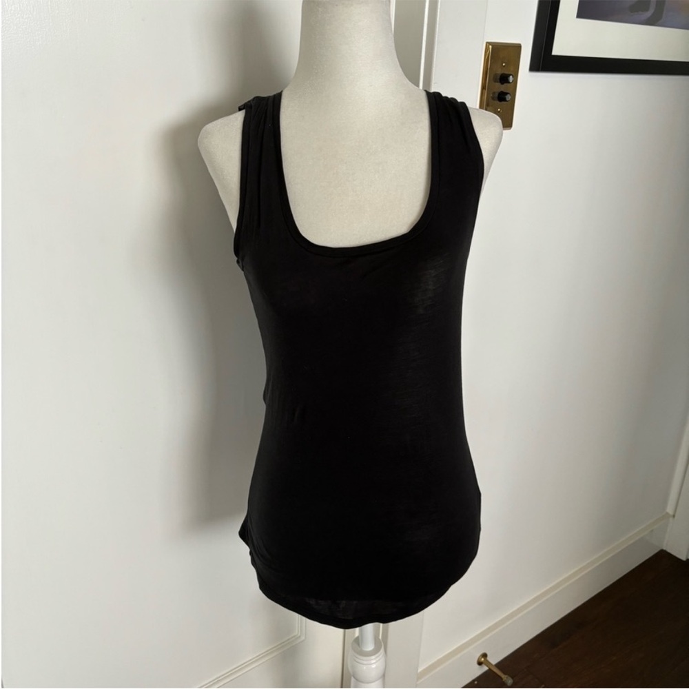 Everlane Pima Black Cotton Tank Top XS!
Scoop neck